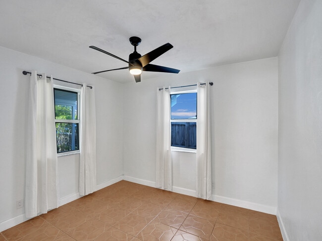 Building Photo - 920 NE 34th Ct