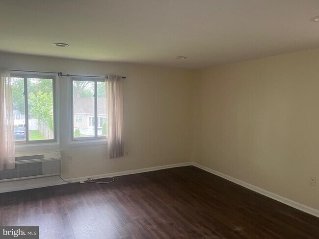 Building Photo - 250 Tanglewood Ln