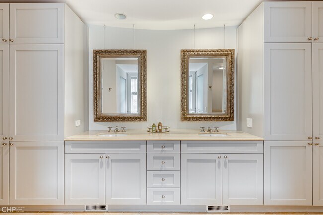 Building Photo - 2663 N Marshfield Ave