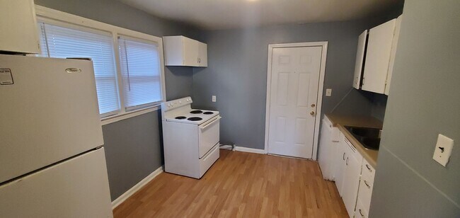 Building Photo - 2 Bedroom 1 Bathroom House!