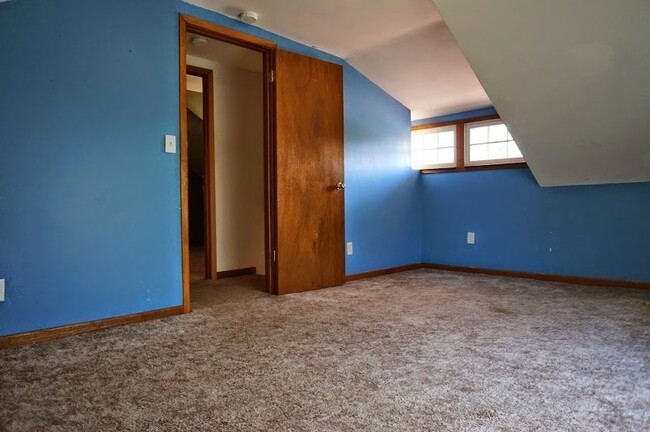 Building Photo - AVAILABLE JUNE 2025 - 4 Bed, 1 Bath, Near ...