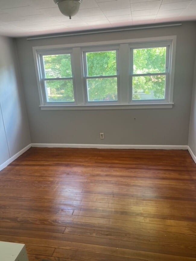 Building Photo - Available August!  4/5BR, 2BA Campus and B...