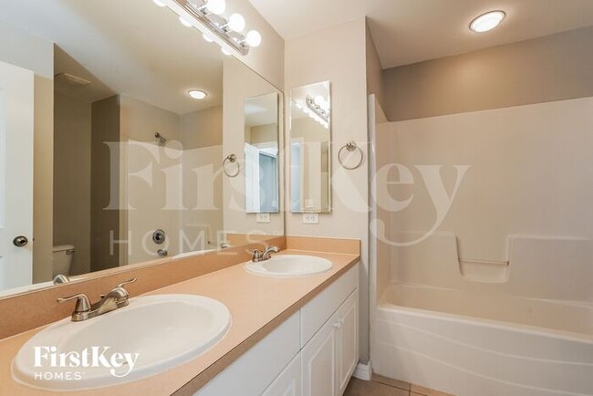 Building Photo - 4427 NE 10th Ct