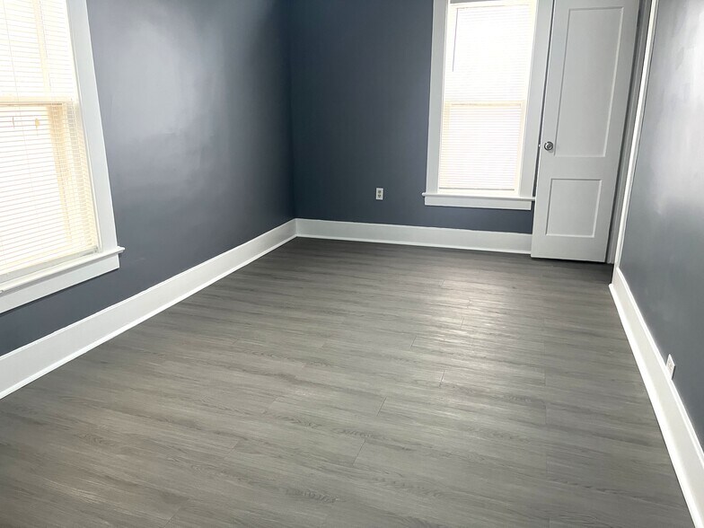 Building Photo - 548 E 7th St