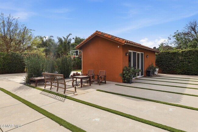 Building Photo - 9651 Sagebrush Ave