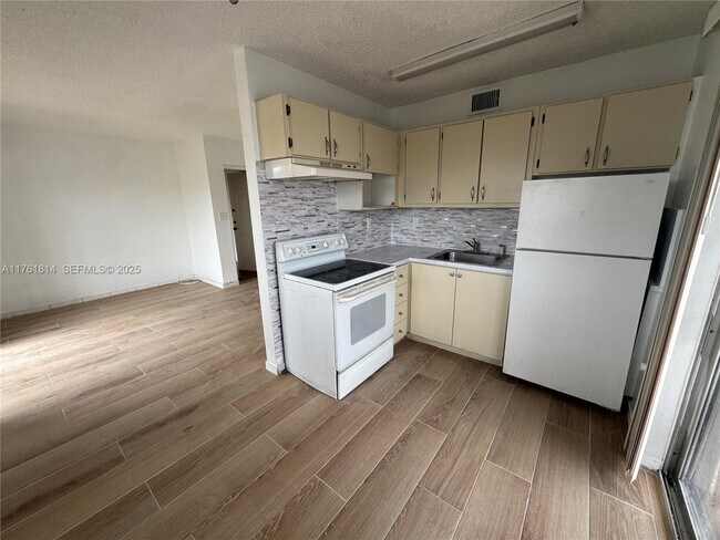 Building Photo - 1126 SW 3rd St