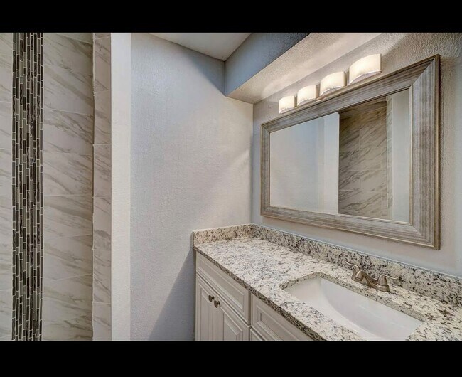 Building Photo - Beautiful newly remodeled home located in ...