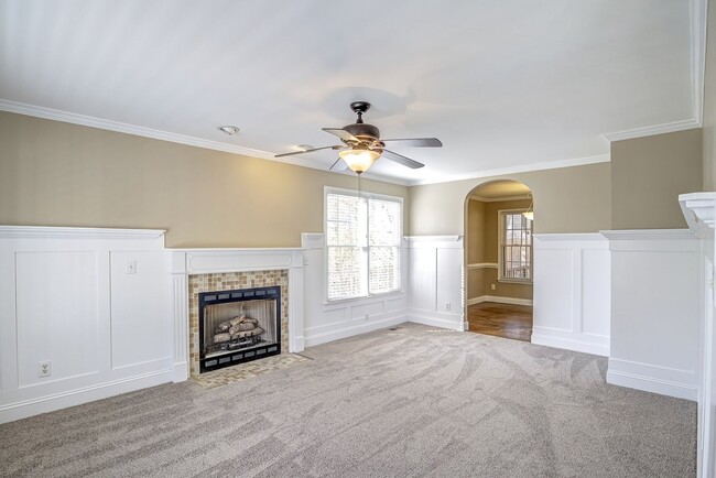 Building Photo - 3 Bedroom Home with Large Fenced in Yard, 2 Car Garage & Bonus Room!