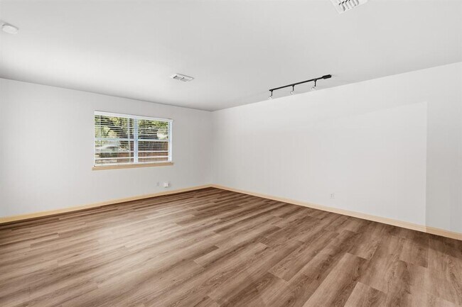 Building Photo - 2414 Havenside Dr