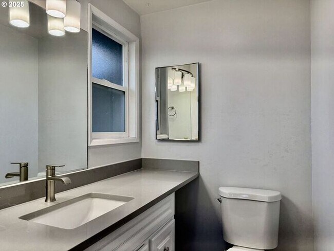 Building Photo - Charming 3-Bedroom Home in Tranquil Ridgev...