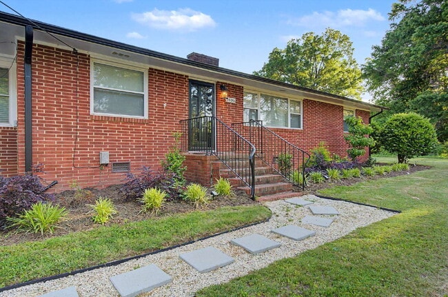 Building Photo - Charming 3-Bed/2.5-Bath Ranch in Durham