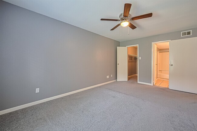 Building Photo - 12905 Woodforest Blvd