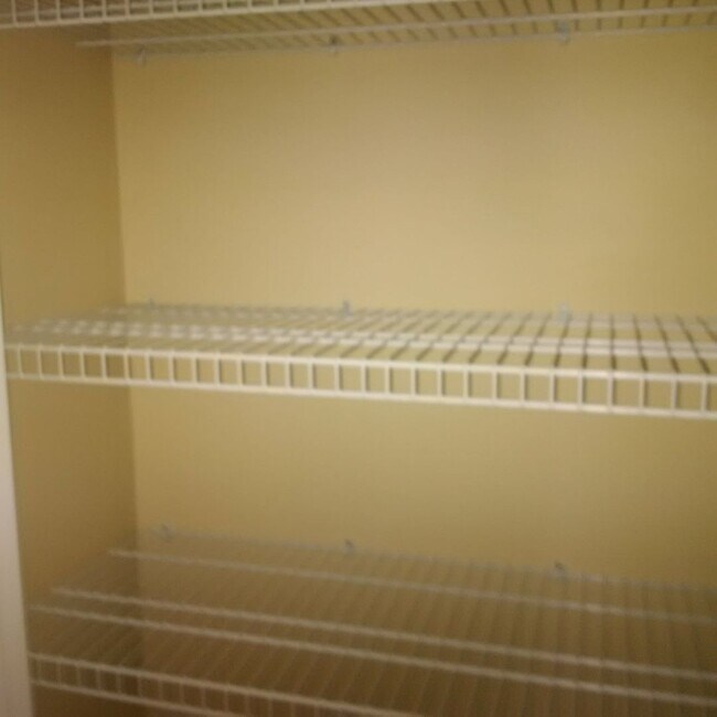 Building Photo - Beautiful 4 Bedroom 2 and 1/2 bath home in...