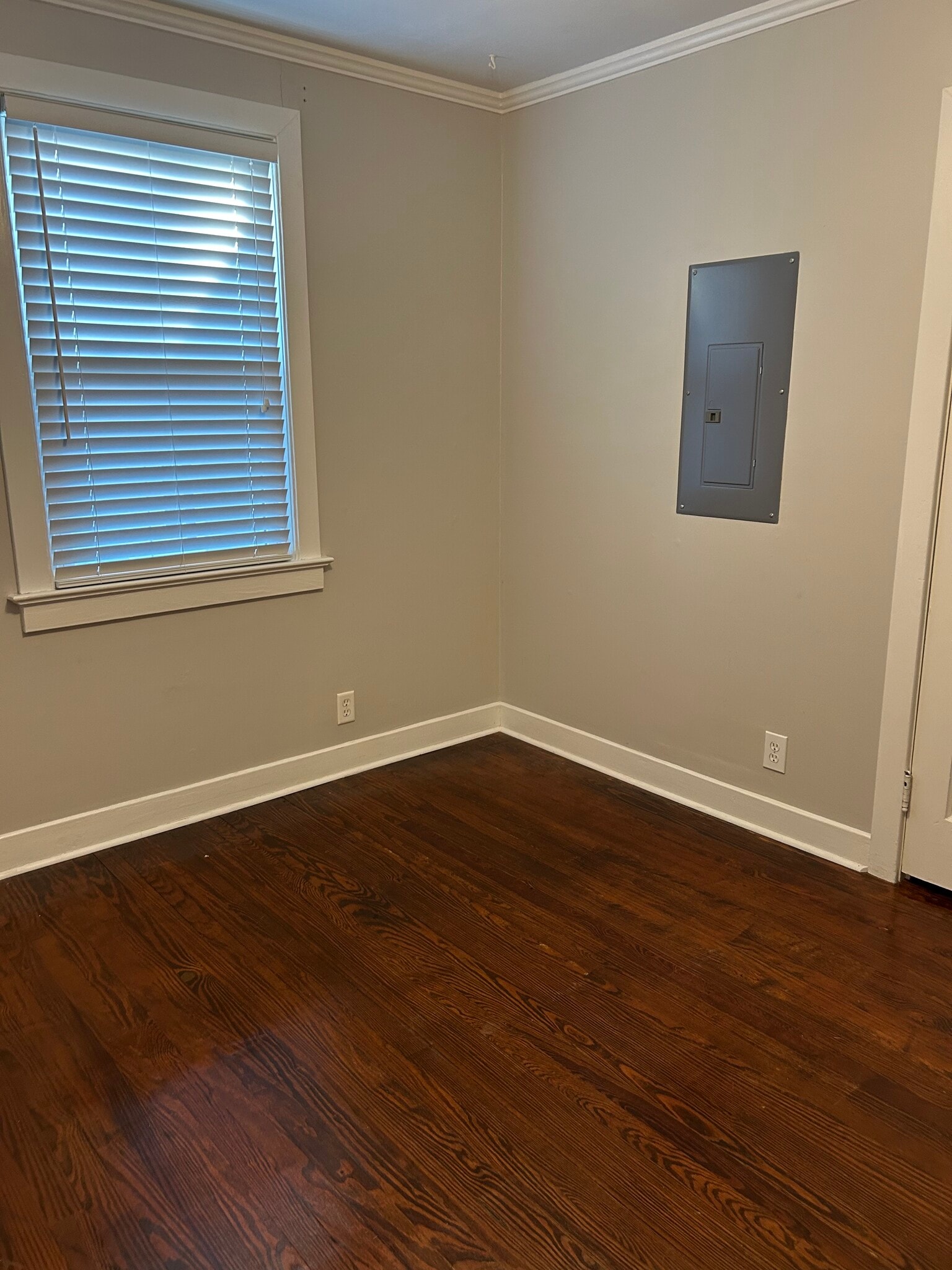 Building Photo - 661 Adluh St