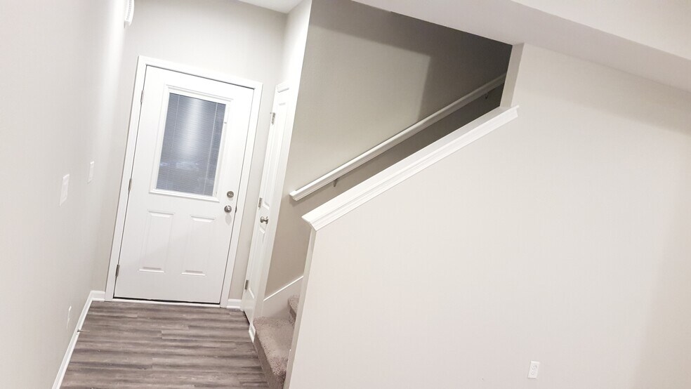 Building Photo - 801 SE 10th Ln