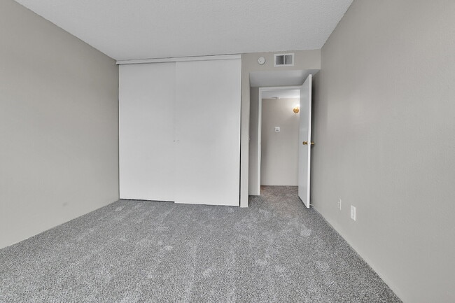 Building Photo - $1,445.95 - 2 Bed, 2 Bath Condo in Denver with In-Unit Laundry!