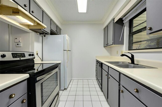 Building Photo - 8400 Jamestown Dr