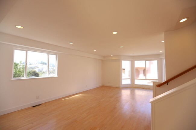 Building Photo - Bayview: Modern Townhome 4 bedroom 2 1/2 B...