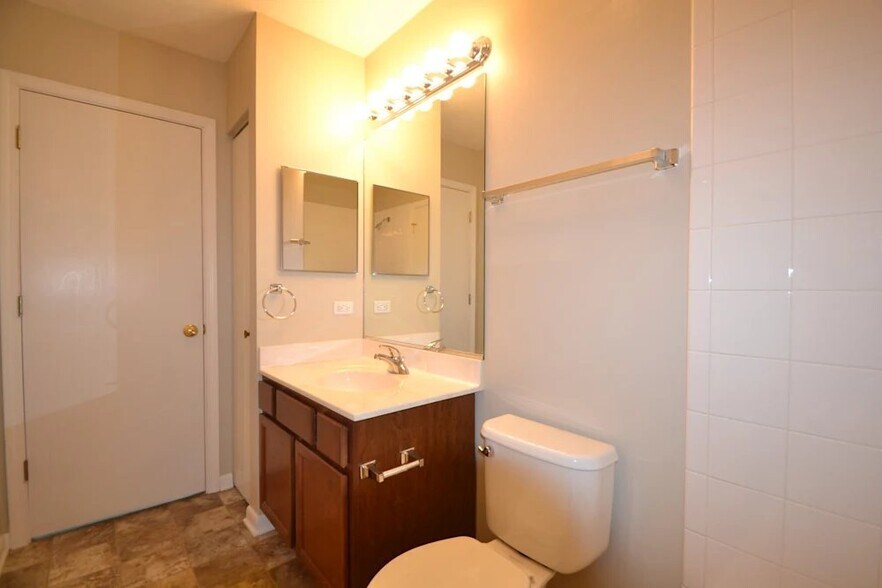 Building Photo - 1405 N Parkview Terrace