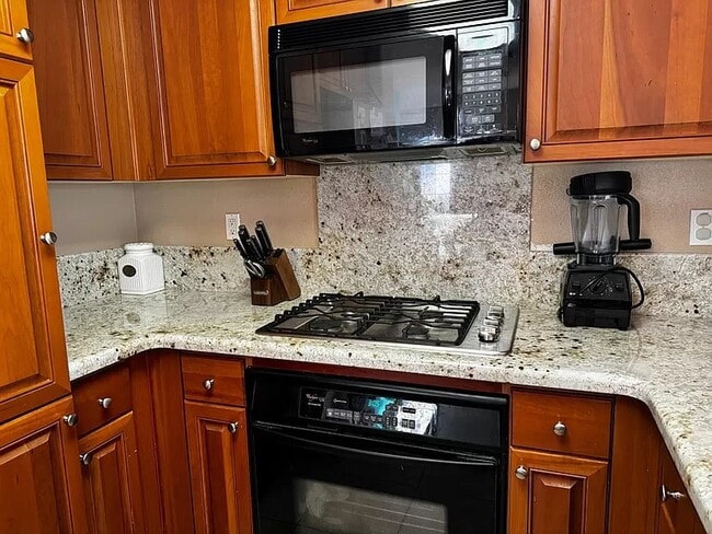Building Photo - 10 Meritage Common