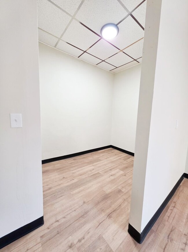 Building Photo - 135 E Main St