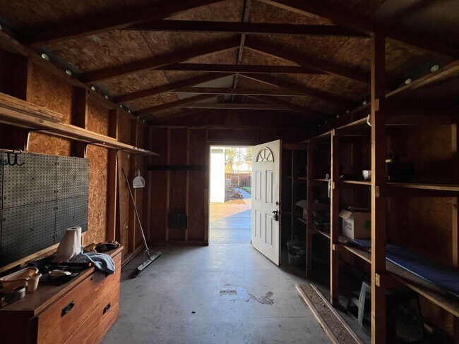 Building Photo - Price Drop!-Exceptional 2200 sq ft Three Bedroom 2 Bath Rambler in Fed Way - with A/C