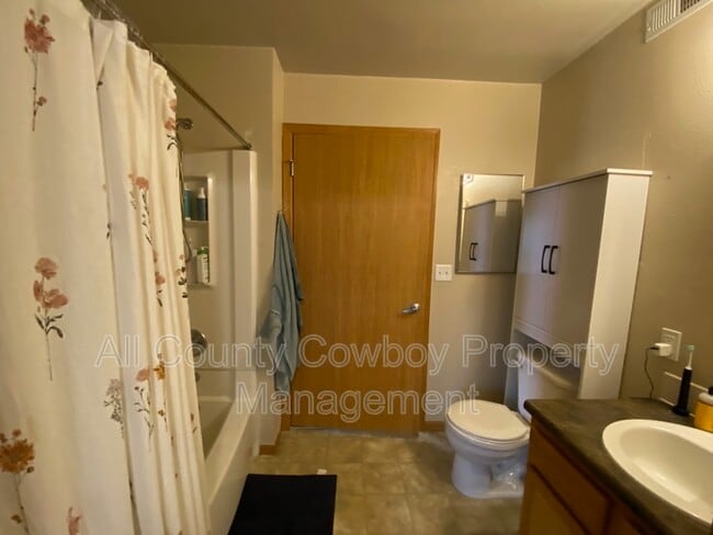 Building Photo - 621 E Mitchell St