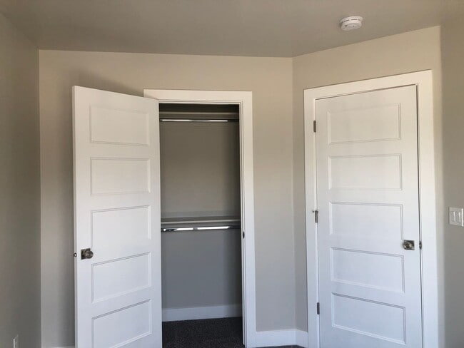 Building Photo - Reduced Rent Modern 3 Bedroom Home for Rent - 18 Month Lease Available!