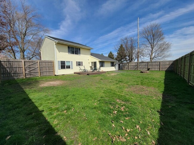 Building Photo - Great 2-level on Champaign Outskirts
