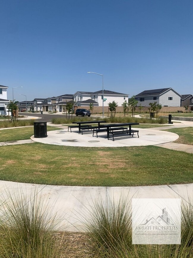 Building Photo - Brand New home in Clovis Unified School District with Solar!