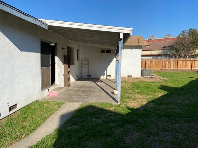 Building Photo - 3 bedroom single story located in an estab...