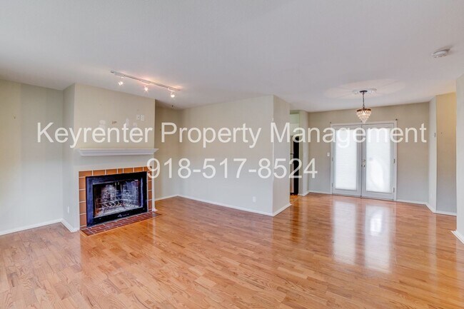 Building Photo - Riverview - Stunning 2 bed 2 bath Townhouse Great Location