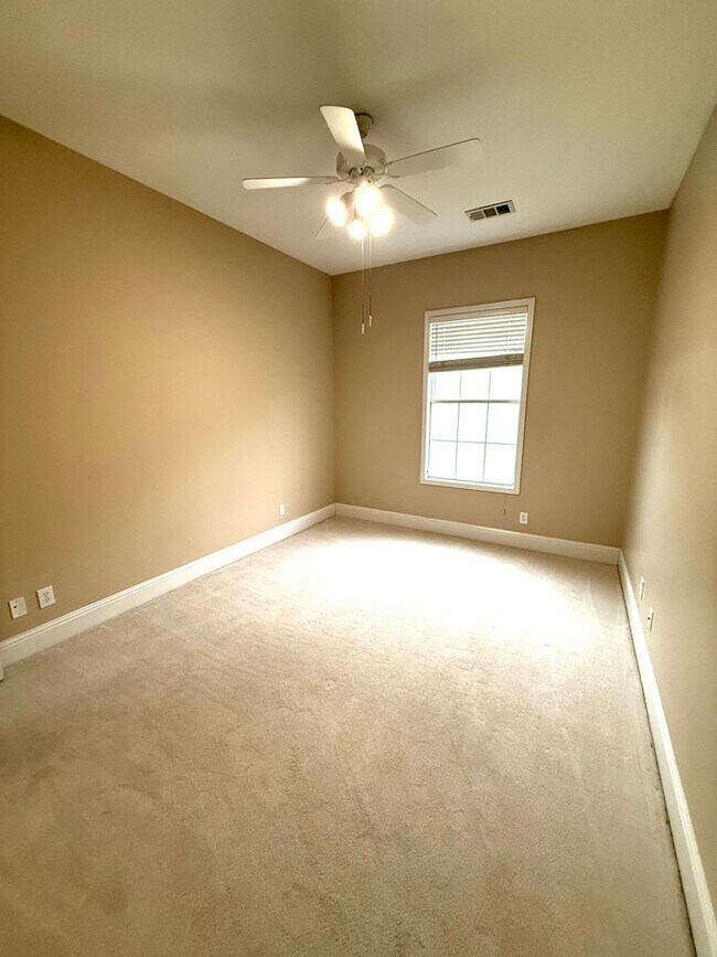 Building Photo - ** 4 Bed 3 Bath located in Deer Creek ** Call our self showing number to schedule a tour 334-366-...