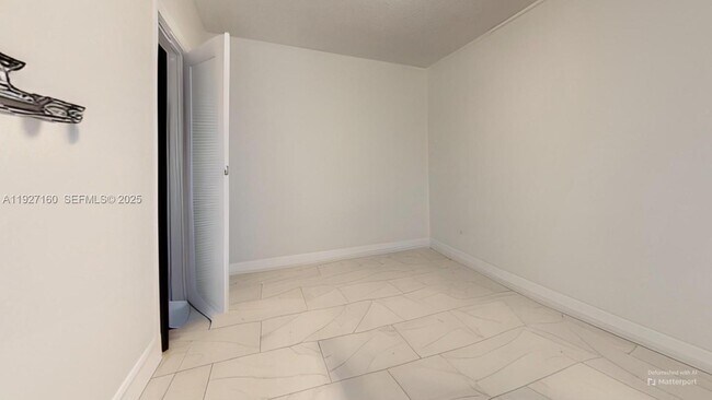 Building Photo - 220 SW 8th Ave #1-2 Hallandale Beach, FL 33009-5237