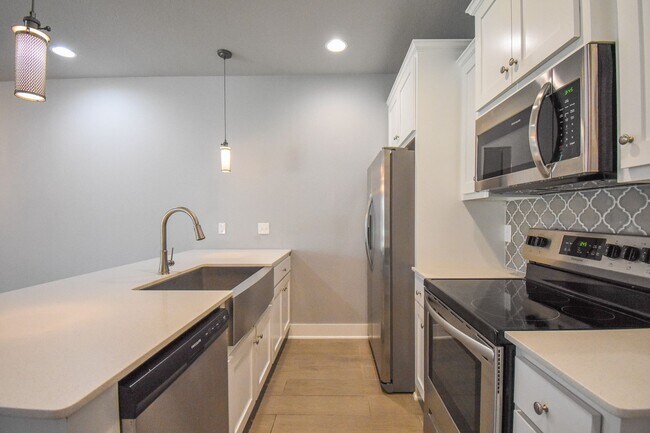 Building Photo - Luxurious 4 Bedroom, 3.5 Bathroom Home In Fayetteville, AR