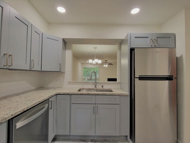 Building Photo - Remodeled 3 Bedroom 2 Bath Condo in Bon Air