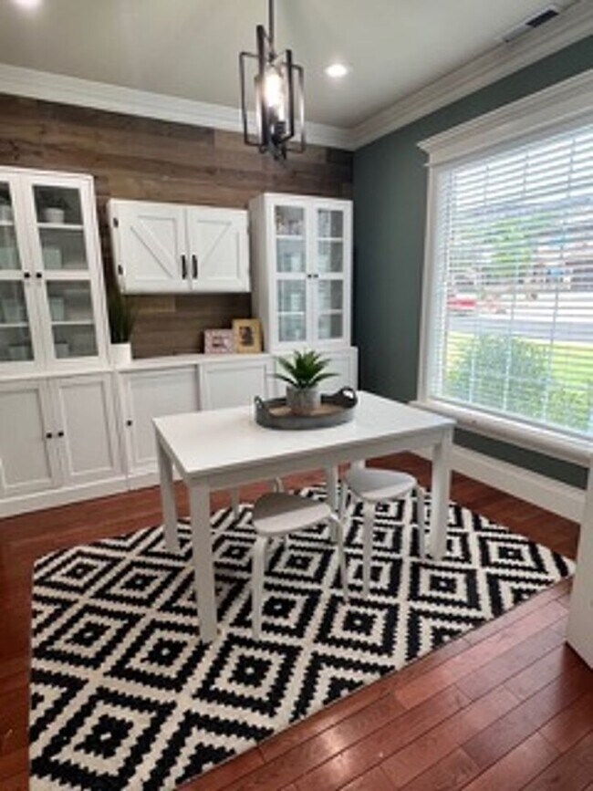 Building Photo - Very Spacious 6 bedroom home with amazing ...