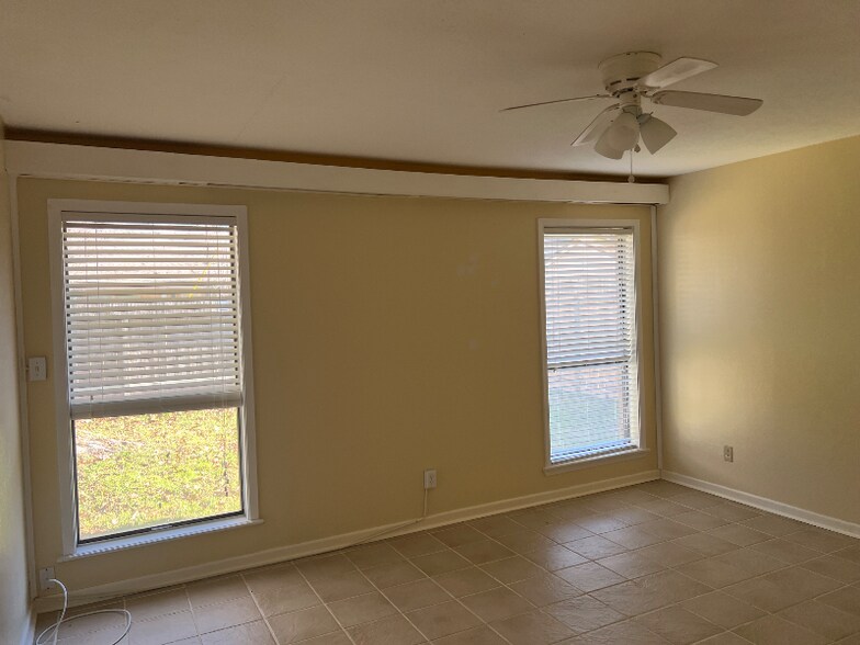 Building Photo - 302 Navajo Dr