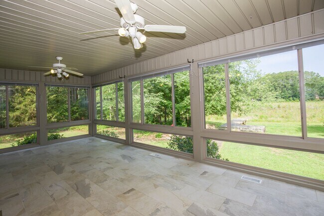 Building Photo - Beautiful 3 bedroom home in Woodlake