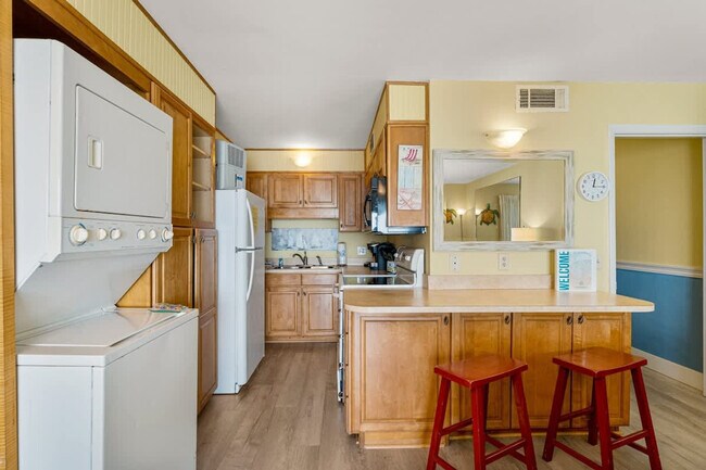 Building Photo - 8743 Thomas Dr