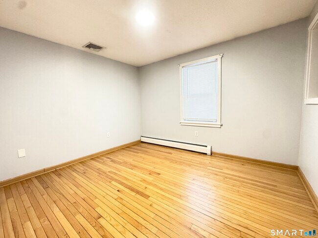 Building Photo - 8 Wildwood Rd