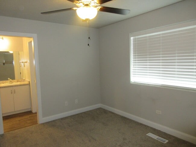 Building Photo - 3 bed -2.5 bath - Newer townhome in the he...