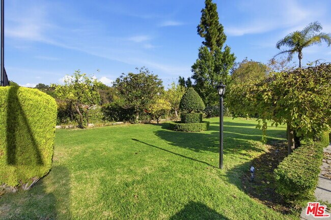 Building Photo - 2846 Royston Pl