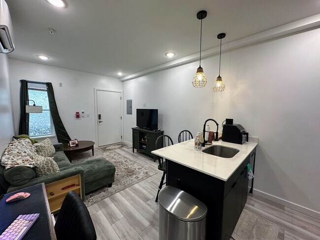 Building Photo - Private fenced yard! Modern, stylish & fully updated apartment!