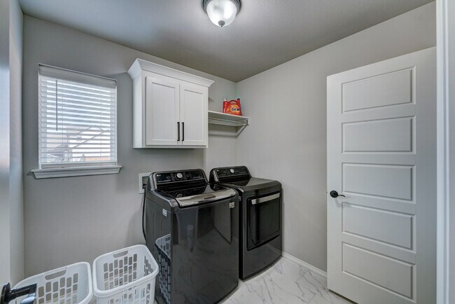 Building Photo - Beautiful Fully Furnished Home in Broken Arrow!