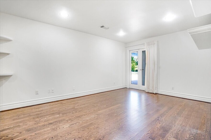 Building Photo - 114 S Layton Dr