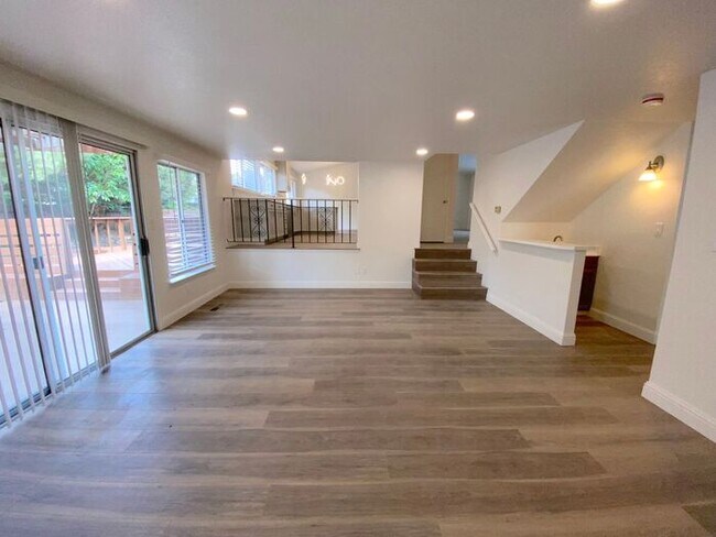 Building Photo - Modern 4 Bedroom, 3 Bath House - Near Died...