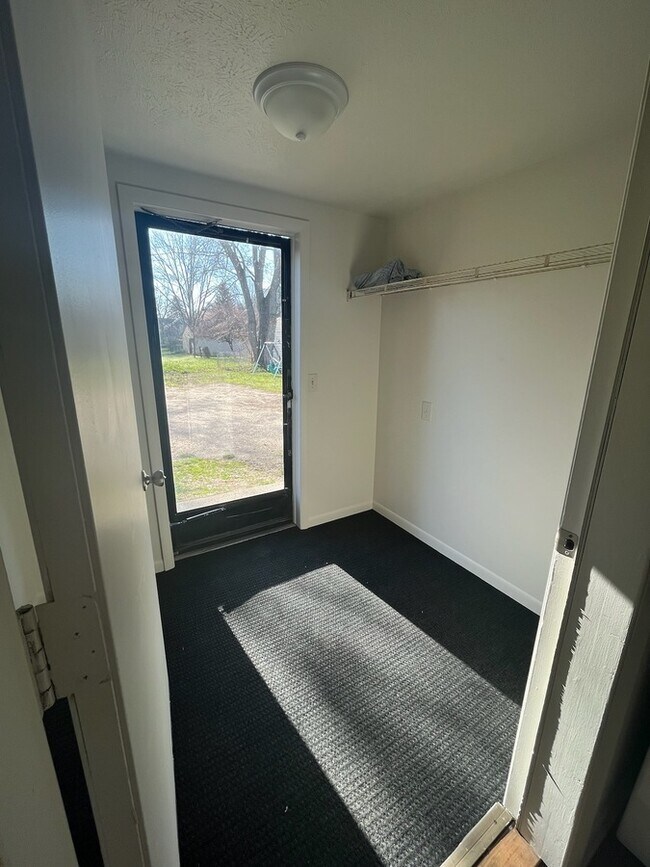 Building Photo - 48 Eastmanville St