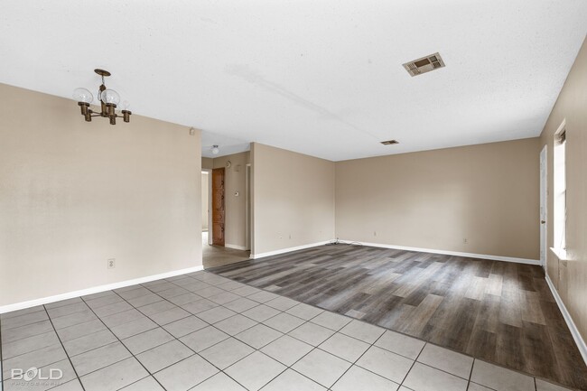 Building Photo - Check Out this 2 bed 2 bath!!