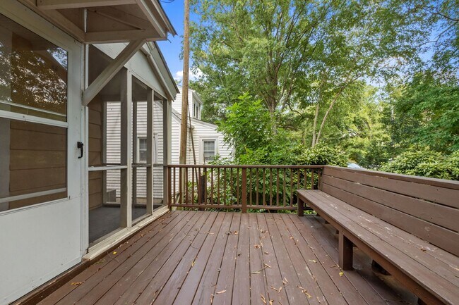 Building Photo - Spacious 5-Bed Home with Front Porch, Deck...
